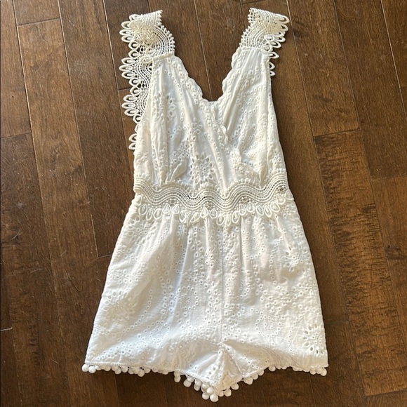 NWT Willow & Clay White Eyelet Lace Pom Pom Romper size XS - Picture 2 of 5